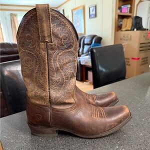 Ariat Distressed Brown Leather Western Cowboy Boots size 9.5D Mens.